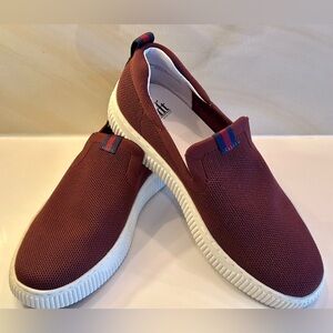 Soft NWOB Frayda Sneakers 9M Burgundy Mesh Leather Slip On Comfort Shoes Casual